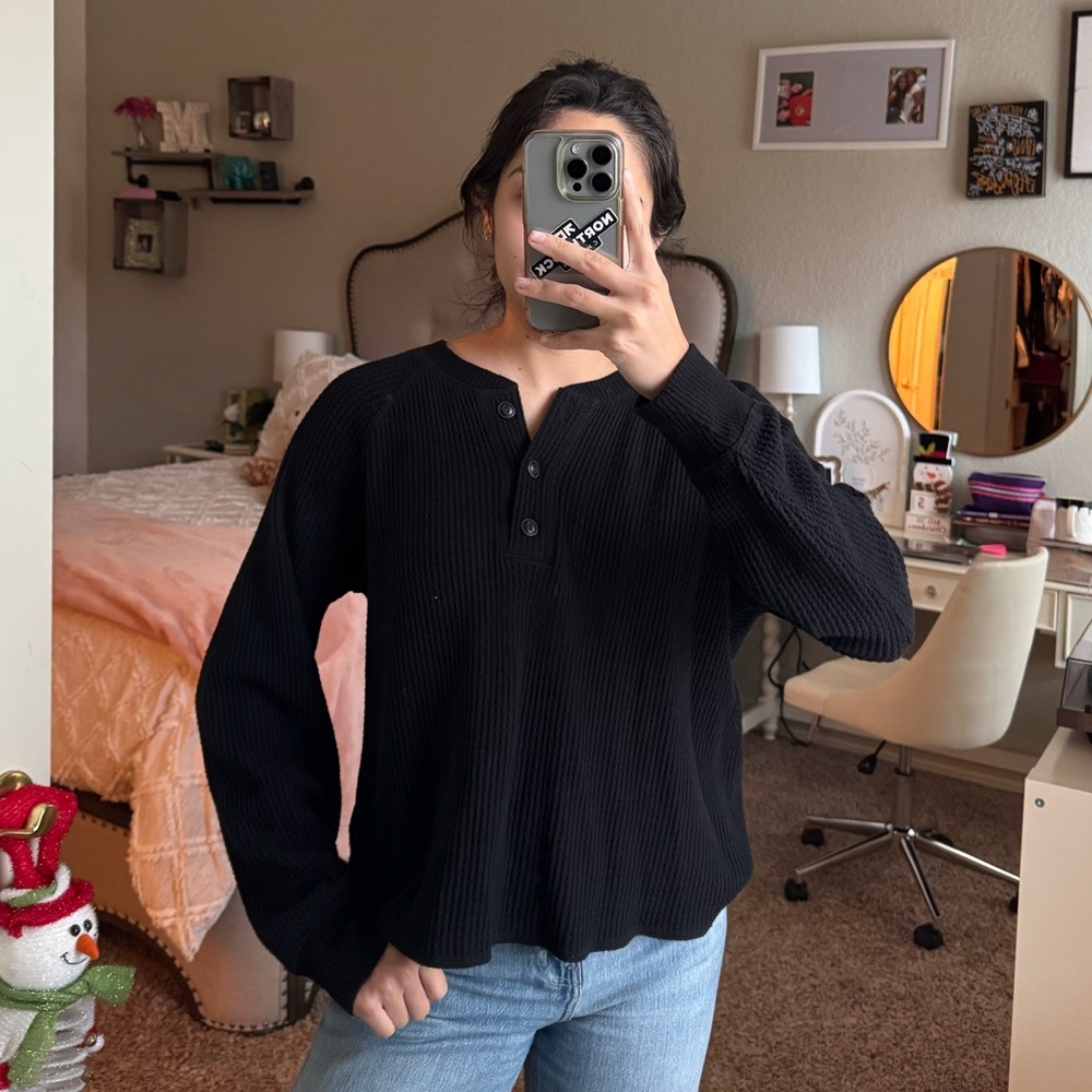 Old Navy Women’s Oversized Cozy Waffle Henley Top
